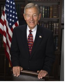 Senator Voinovich visits Middletown